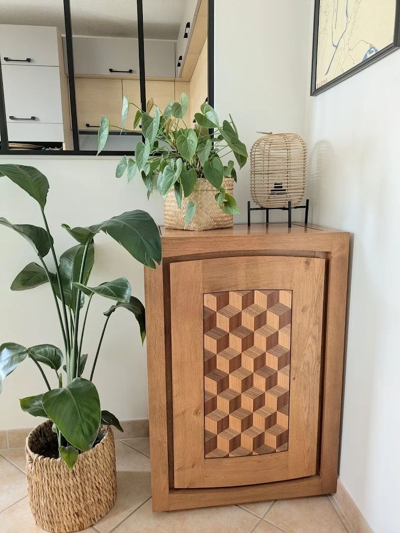 Meuble en bois massif avec porte ornée d’une marqueterie géométrique en cubes
