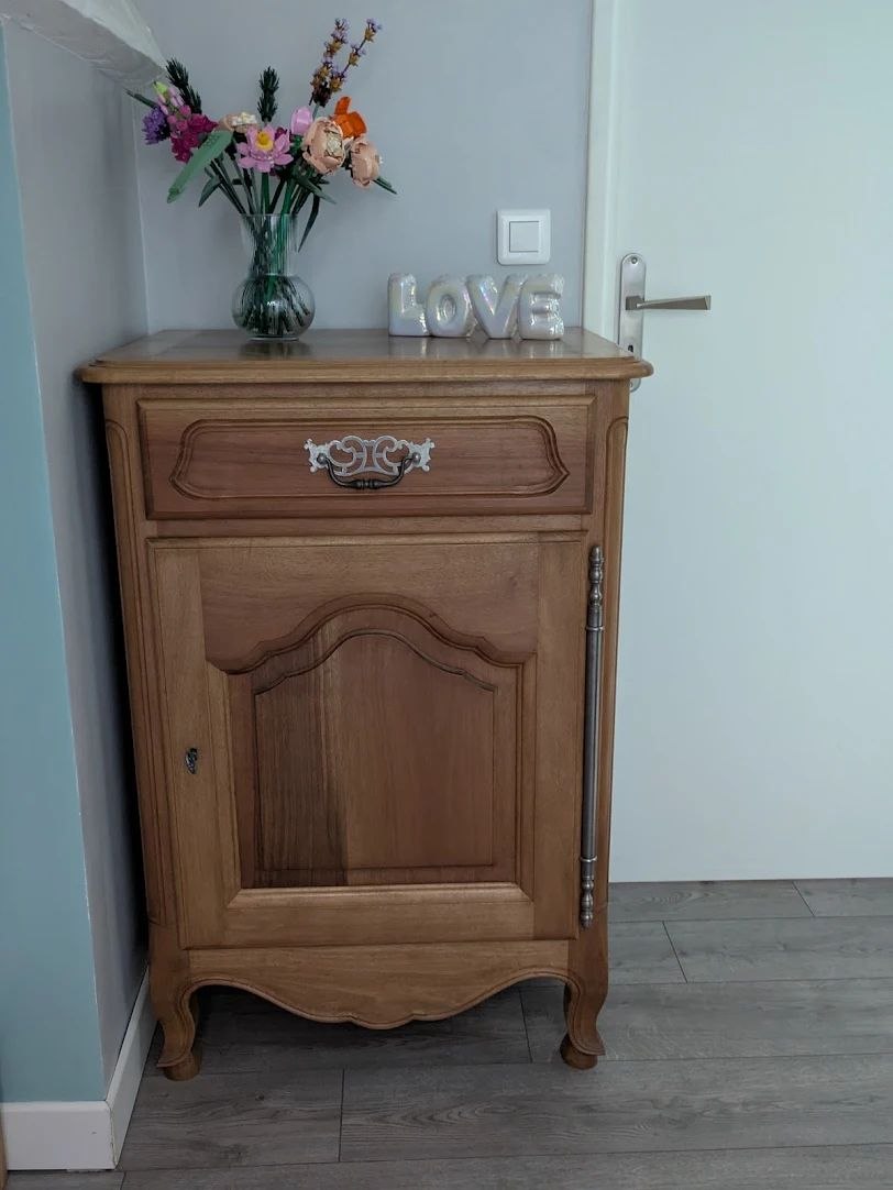 Petit meuble ancien en bois restauré avec tiroir, porte sculptée et pieds galbés